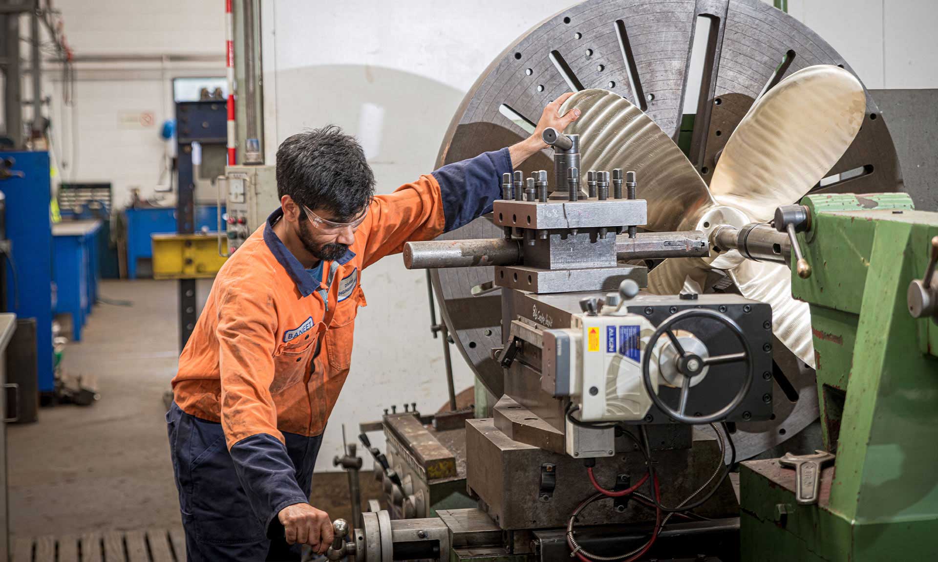 Cutting the shaft taper on a lathe