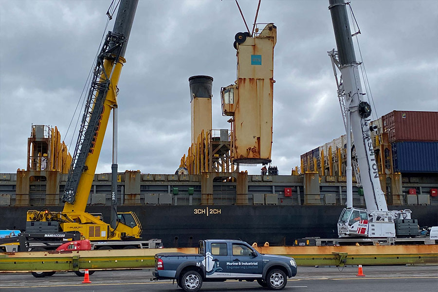 Removal and heavy lift of container ship's damaged onboard crane